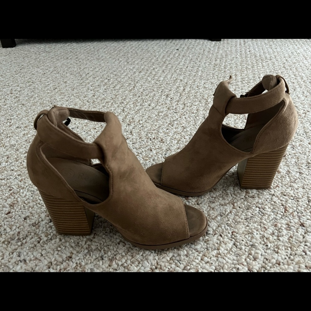 tan chunky buckle heel